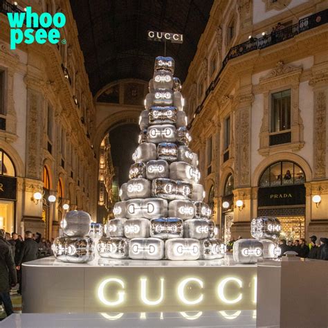 albero gucci acceso|NATALE, ACCESO IN GALLERIA L'ALBERO DI NATALE DI .